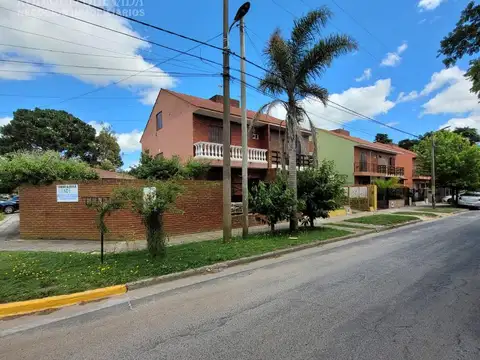 ¡Hermosa casa  de 5 ambientes en calle Catamarca, Mar de Ajo!