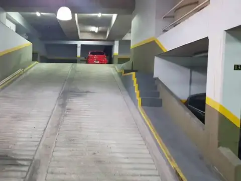 Cochera en Alquiler en parque chacabuco, fija y cubierta