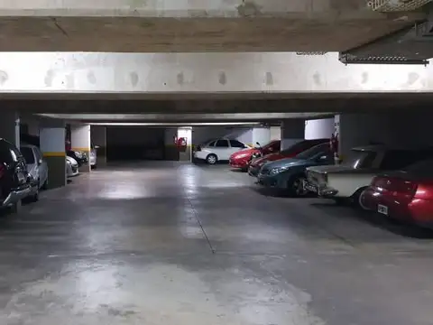 Cochera en Alquiler en parque chacabuco, fija y cubierta