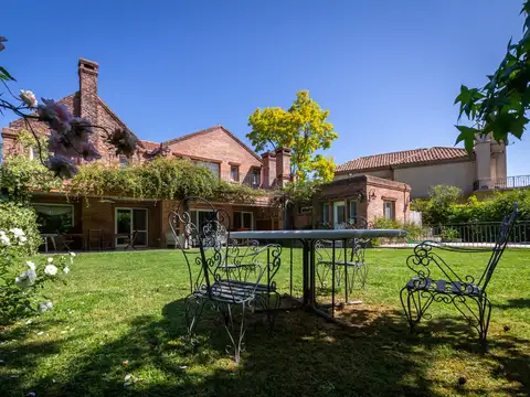 Casa en Venta con 4 cocheras