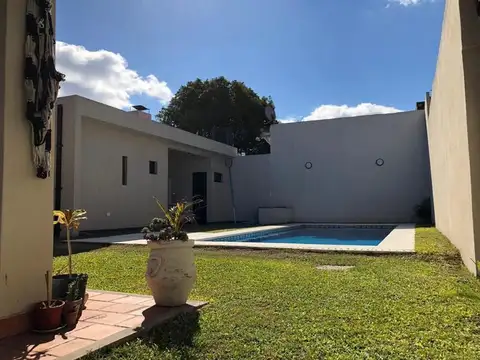 Casa  en Venta ubicado en Castelar, Morón, G.B.A. Zona Oeste - AMA0133_LP545202_8