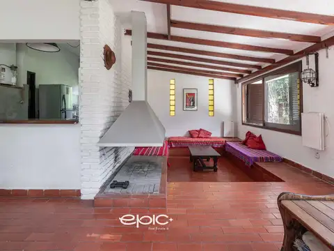 Casa 4 ambientes con 2 baños