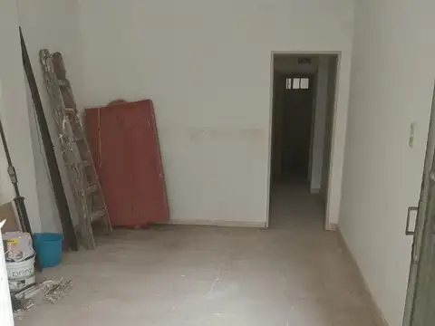 ALQUILO LOCAL 36 M2 con patio. Zona Floresta