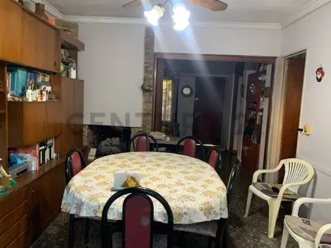 Casa 6 ambientes con 2 baños