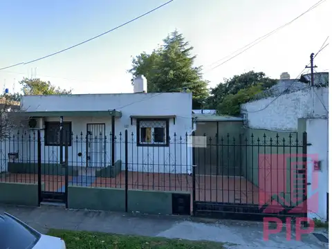 CASA EN LOTE PROPIO DE 10 X 31,50 A MODERNIZAR EN VENTA 