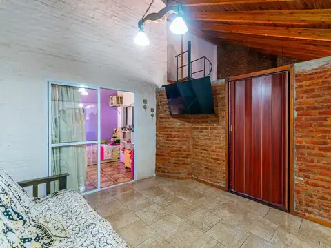 Casa 5 ambientes con 2 baños
