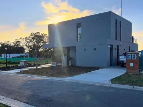 Casa 4 ambientes con 3 baños