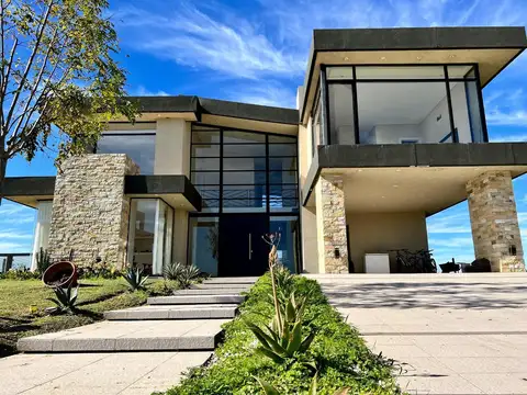 Casa en Venta con 4 cocheras