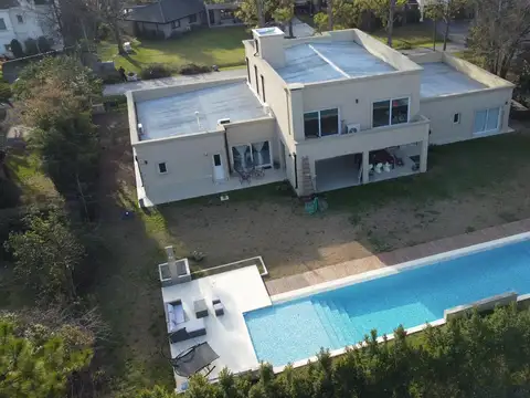 Casa 6 ambientes con 4 baños