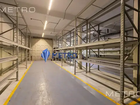 Alquiler Galpón Industrial en Villa Lynch con oficinas y vestuarios