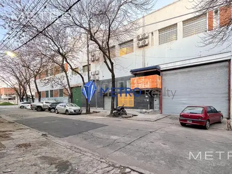 Alquiler Galpón Industrial en Villa Lynch con oficinas y vestuarios