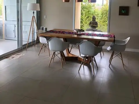 Casa 5 ambientes con 6 baños