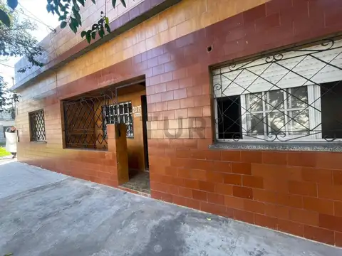 Venta Casa en Lanús Oeste , 4 ambientes en 2 plantas con cochera.