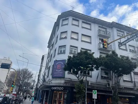 OFICINA / OPC. DEPTO  3 AMB. con BAULERA-   RIVADAVIA 3222 2do. piso.