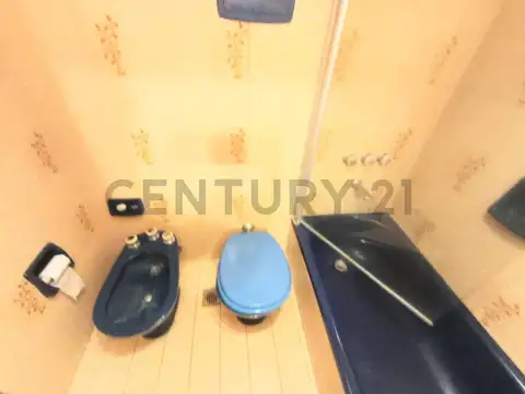 Departamento 5 ambientes a la calle con cochera Plaza Mitre