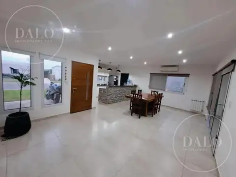 Casa 5 ambientes con 3 baños