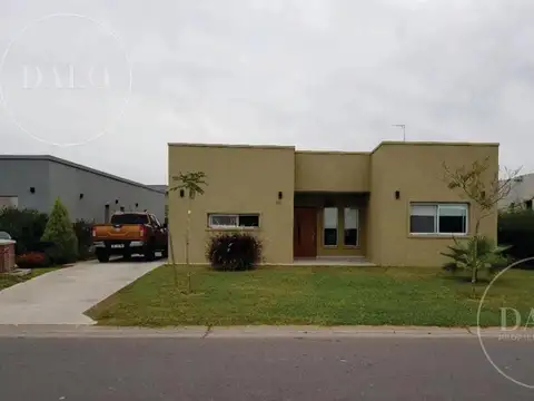 Casa 5 ambientes en Venta en San Ramon, Pilar del Este