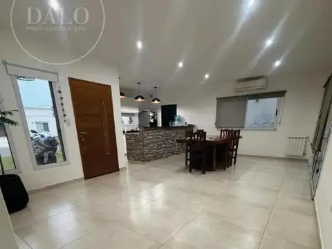 Casa en Venta con 3 cocheras