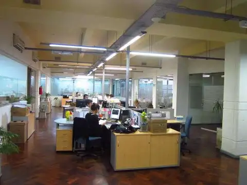 Oficina 6 ambientes con 2 baños