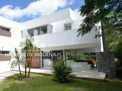 Casa 5 ambientes con 3 baños