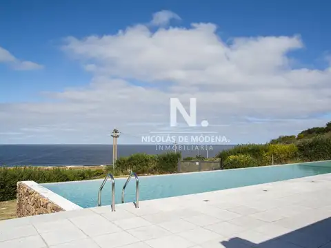 En venta de Apartamento de 2 dormitorios frente al mar en Lomo de la Ballena – Punta Ballena