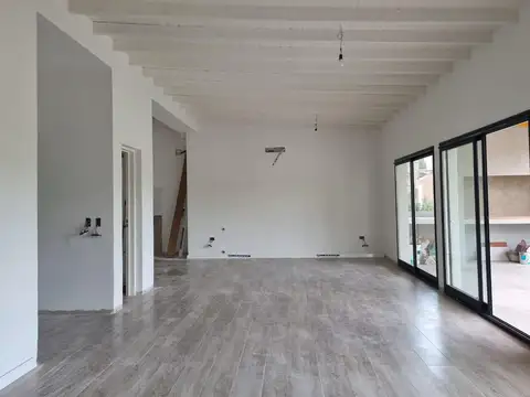 Casa 4 ambientes con 2 baños