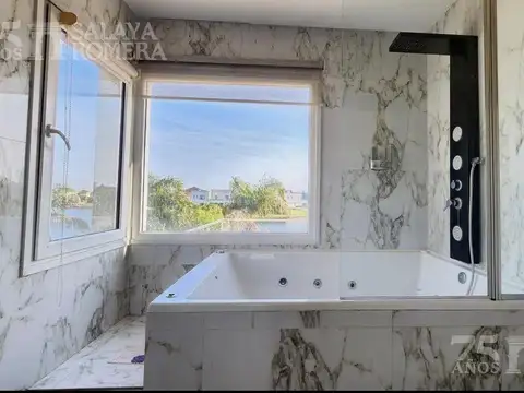 Casa 5 ambientes con 3 baños