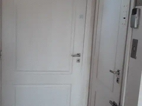 PISO DOS AMBIENTES MUY AMPLIO CON COCINA SEPARADA, TRES BALCONES, VESTIDOR, COCHERA, PISCINA