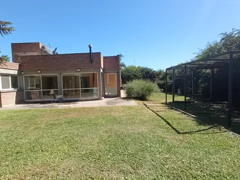 Casa 4 ambientes con 2 baños