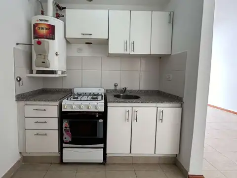 Amplio Monoambiente con patio y cocina separada en Noruega al 3200. A MEDIA CUADRA DE LA UCA  