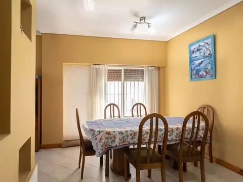 Casa 6 ambientes con 2 baños