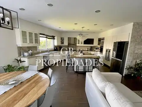 Casa en Venta con 6 cocheras