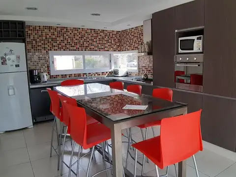 Casa 4 ambientes con 4 baños