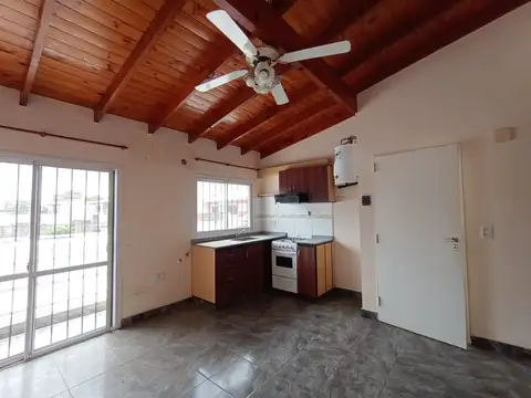 PARA INVERSORES   CASA MULTIFAMILIAR TRES DEPTOS. Y GALPON DE 150M2.