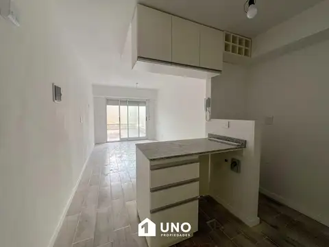 Cerrito y 1º de Mayo - Amplio Dpto de 1 Dormitorio Externo. Cochera disponible.