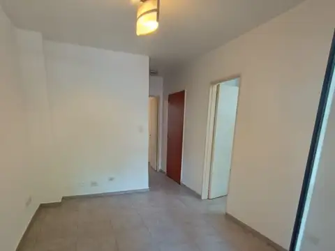 Departamento 2 Ambientes al frente con Balcón. Excelente Estado.