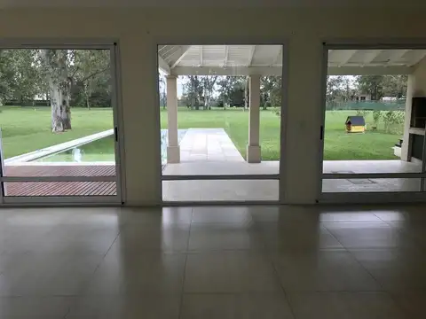 Casa 4 ambientes con 2 baños