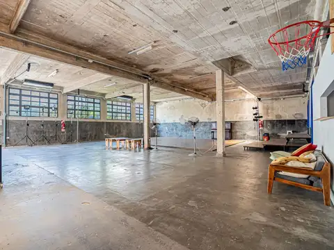 Propiedad mixta en Villa Urquiza Galpon mas casa