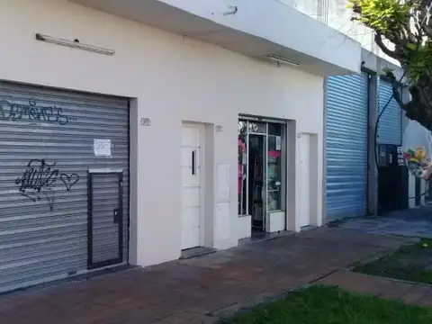 casa 3 amb con 2 locales zonificacion Industrial