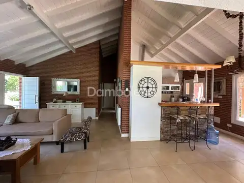 Casa 5 ambientes con 2 baños