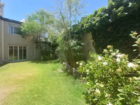 Casa 6 ambientes con 4 baños