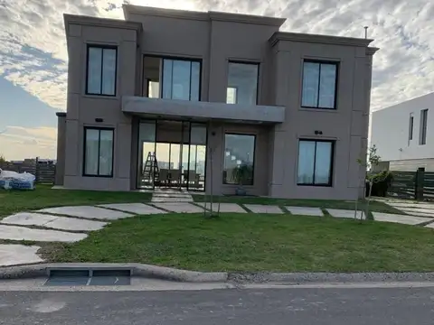 Casa 4 ambientes con 3 baños