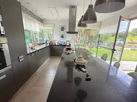 Casa en Venta con 4 cocheras