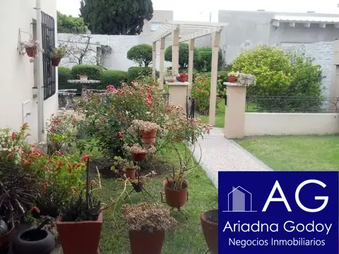 Casa en Venta con 2 cocheras