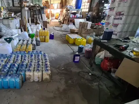 EN VENTA EN CASEROS GALPON EN PLANTA BAJA TODO DE LOSA DE 8.66 X20, 170 M2 CUBIERTOS - FICHA 8356