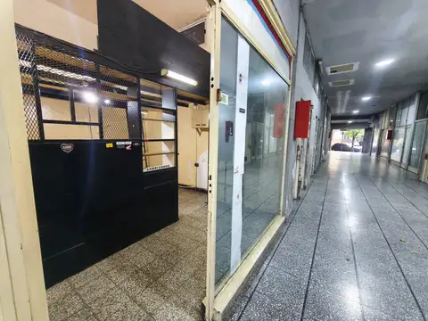 Local en Alquiler en Parque Chacabuco, $ 300.000