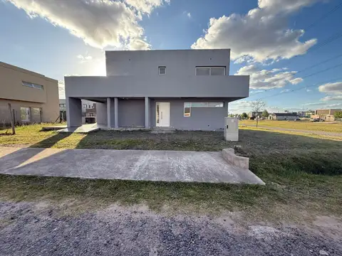 VENTA DE CASA CUATRO AMBIENTES EN LAGUNA AZUL