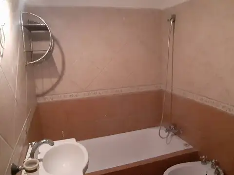 CASA  CON PARQUE Y QUINCHO