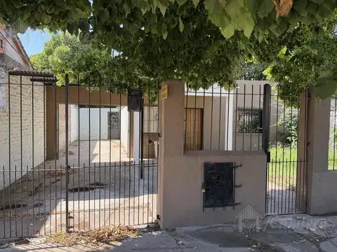 Casa 3 Ambientes Con Parque En Alquiler - Moreno