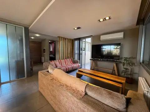 Casa 5 ambientes con 3 baños